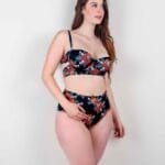 Traje de baño halter con realce y panty control abdomen estampado en color negro con rosas