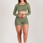 Entero deportivo verde sin costuras con short levantacola y manga larga