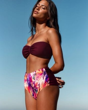 Bikini Bandeau Vinotinto con Panty Tiro Alto Estampado Tropical - Traje de Baño Mujer