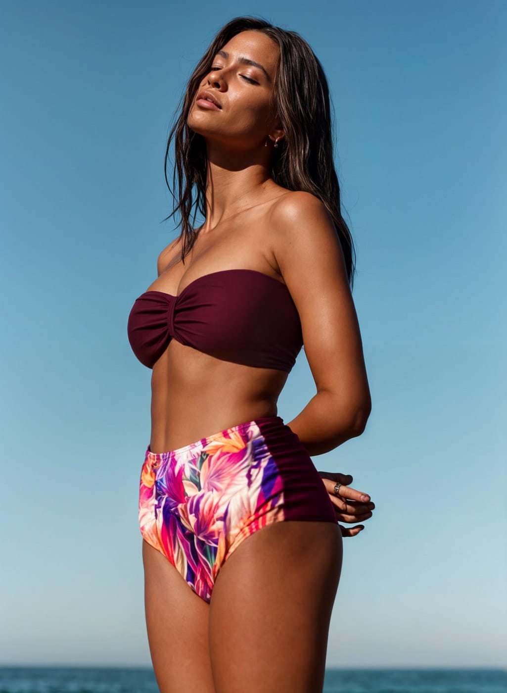 Bikini Bandeau Vinotinto con Panty Tiro Alto Estampado Tropical